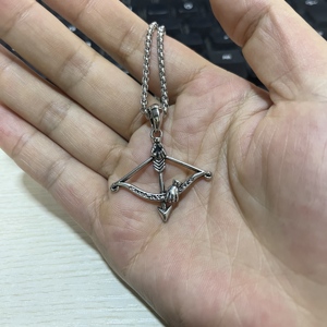 Collana Versatile in Acciaio Inossidabile con Ciondolo in Lega a Forma di Arco e Freccia 3D, Accessorio Hip Hop da Uomo per Maglione - Product Image 3