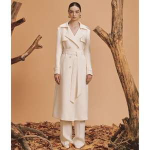 Trenchcoat confortable de haute qualité pour femmes Collection d'automne de style élégant fabriqué au Vietnam Longueur de vêtements longs - Product Image 1