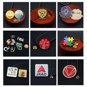 Pin de solapa esmaltado personalizado al por mayor del fabricante con mensaje de protesta, insignia de declaración de libertad 'No Kings' - Product Image 3