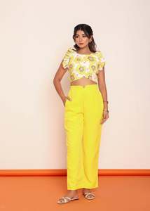 Conjunto de Dos Piezas para Mujer: Top Estampado con Volantes y Pantalón con Corte Especial, Diseño Elegante, Estilo Moderno y Cómodo - Product Image 4