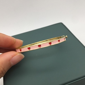 Thời Trang Bản Lề Clasp Armband <span class=keywords><strong>Bangle</strong></span> Cắt Màu Hồng Men Tim <span class=keywords><strong>Cuff</strong></span> Vòng Đeo Tay Cho Trẻ Em Tốt Chuỗi & Liên Kết Vòng Đeo Tay Trang Sức - Product Image 2