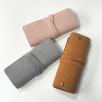 Vente en gros de sacs d'emballage rectangulaires en microfibre avec logo personnalisé pour bijoux sac pochette pliable pour ranger vos bagues boucles d'oreilles pendentifs