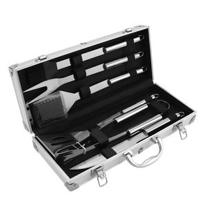 Juego de Utensilios de Acero Inoxidable de Alta Calidad con Cepillo para Barbacoa y Estuche de Aluminio, Apto para Alimentos - Product Image 1