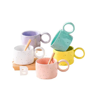 Tasse à café en céramique de haute qualité, au design unique avec des éclaboussures d'encre et une poignée en forme de cœur - Product Image 2