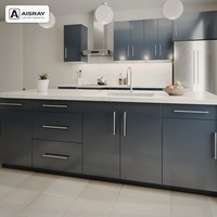 Meuble de cuisine sur mesure avec îlot, portes laquées contemporaines à finition brillante et tiroirs à fermeture amortie, structure en panneaux de particules