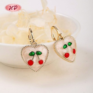 เครื่องประดับเฮงเตี้ยน ต่างหูแฟชั่นรูปหัวใจเชอร์รี่ ชุบทอง 18K ประดับเพชรซิคอนเกรด AAA งานฝีมือเคลือบน้ำมัน สำหรับงานปาร์ตี้และใช้ในชีวิตประจำวัน ขั้นต่ำ 12 ชิ้น ขายส่งสำหรับผู้หญิง - Product Image 1