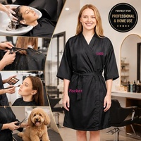 Robe Kimono de Coiffure et Esthétique pour Femme, Personnalisable avec Logo Client, pour Salons de Coiffure, SPA et Barbiers – Noir, Blanc, Marron