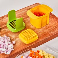 Keuken-specifieke multifunctionele groentesnijder, uienhakker, roestvrijstalen messen, kunststof constructie voor eenvoudig gebruik