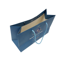 Sacs shopping en papier bleu personnalisés en gros avec poignée en corde et impression de logo pour emballage cadeau