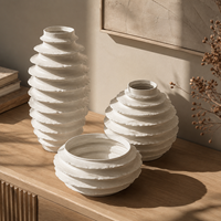Vase en céramique blanche minimaliste, texture organique superposée, vase moderne pour la décoration intérieure d'hôtels et de villas