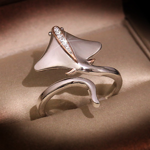 Anello Unisex Bicolore con Incrustazione di Raggi di Manta, Ornamento di Moda Europea - Product Image 3
