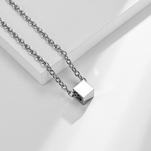 Collar Minimalista Unisex con Colgante Geométrico Cuadrado de Acero Inoxidable, Cadena para Suéter de 3x605cm - Product Image 1