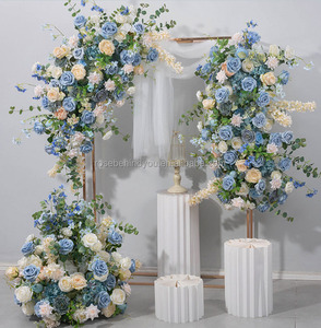 Composizione Floreale per Matrimonio, Rose Bianche Artificiali in Seta con Foglie Verdi, Decorazione per Corridoio e Ingresso Nuziale - Product Image 5