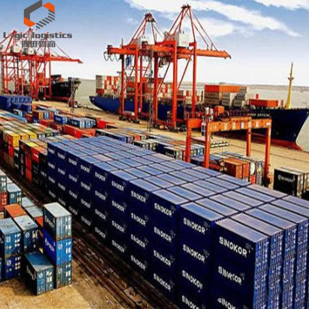 поезд с контейнерами. контейнеры в порту. азиатские грузы. морские перевозки грузов. грузовой контейнер.