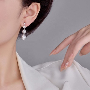 Boucles d'oreilles à pampilles rétro de luxe léger, style européen et américain, nouvelles et très tendance, avec un tempérament polyvalent et une personnalité affirmée - Product Image 4