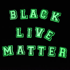 Vente en gros 26 breloques PVC Alphabet anglais 0-9 # A-Z lettres rougeoyantes pas cher en caoutchouc sabot coloré lettre breloques pour décorations de chaussures - Product Image 4