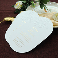 2026 Ovale Creme-Samt Hochzeitsmenükarte mit Geprägtem Blumenmuster Gold Heißprägung Monogramm Elegantes Bankett-Tischmenü