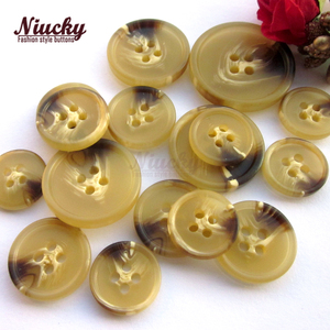 Botones de Resina Lavables Niucky R0201-057, Venta Directa de Fábrica, 4 Agujeros, Color Amarillo, con Borde Delgado y Vetas Marrones, para Trajes y Abrigos - Product Image 5
