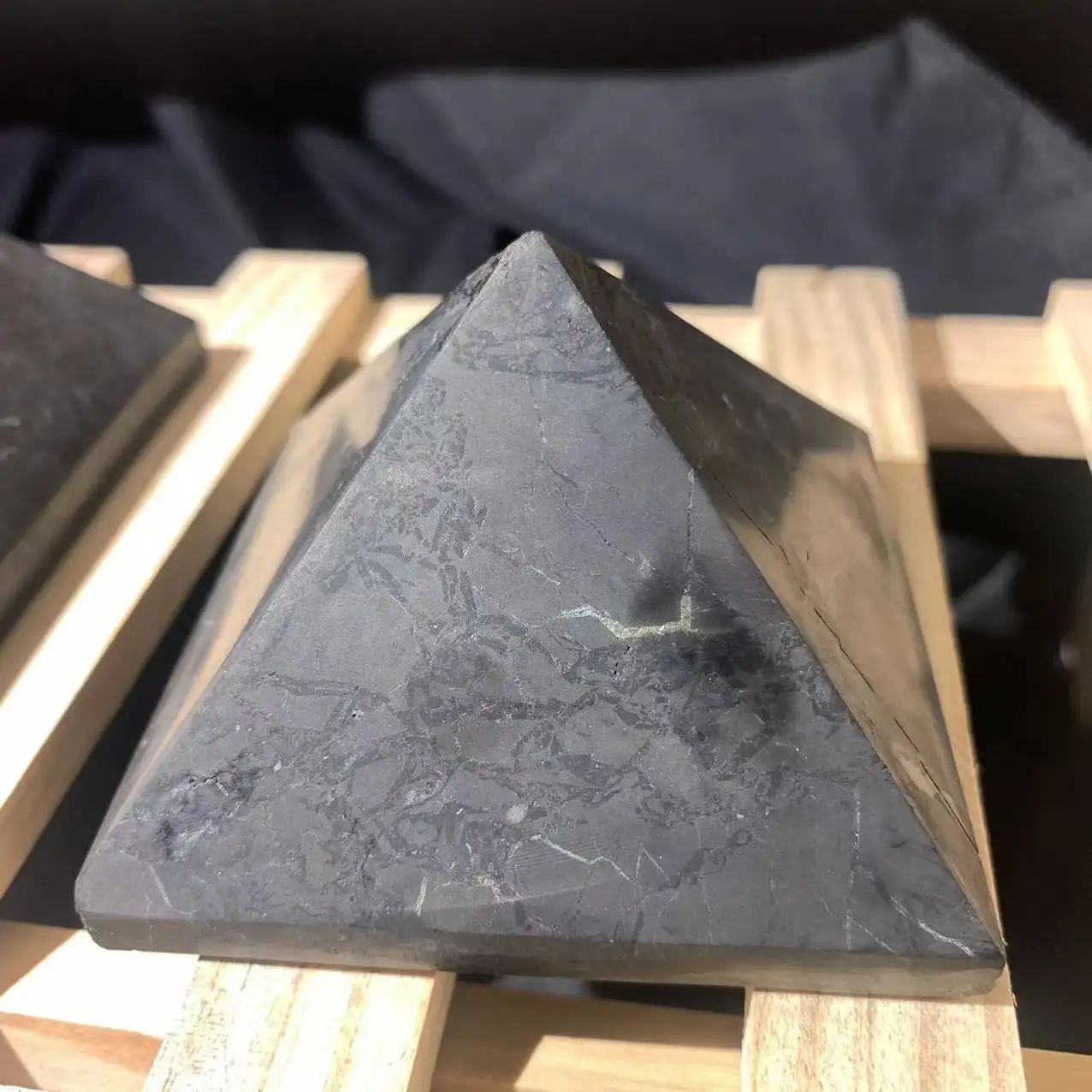 มาใหม่ล่าสุดงานฝีมือคริสตัลธรรมชาติราคาที่ดีที่สุด Shungite สีดําคุณภาพสูง Shungite พีระมิดสําหรับตกแต่ง