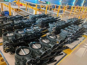 วาล์วผีเสื้ออเนกประสงค์มาตรฐานหลายระดับ วัสดุเหล็กกล้าคาร์บอน WCB สำหรับงานอนุรักษ์น้ำ แบบมือหมุน ขายตรงจากโรงงาน - Product Image 2