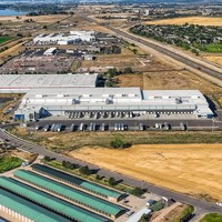 Entrepôt de distribution d'aliments surgelés, bâtiment en acier, stockage à congélation profonde, centre logistique pour viande et fruits de mer