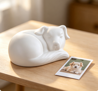 Urne funéraire en céramique blanche pour animaux de compagnie, forme chien couché, gravure personnalisée, OEM ODM, conteneur commémoratif pour animaux, vente en gros