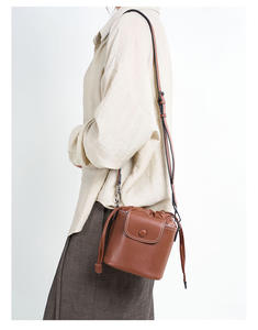 Sacs seau en cuir véritable avec cordon de serrage pour femmes, sacs à bandoulière et sacs travers en cuir de vachette, style simple et tendance, vente en gros - Product Image 4