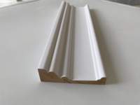 Moulures décoratives blanches apprêtées à joint de doigt pour murs et plinthes, idéales pour les applications hôtelières et hospitalières