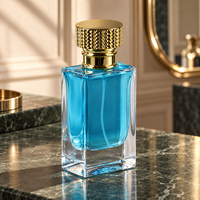Flacon de parfum rectangulaire en verre personnalisé de 50 ml avec base épaisse et capuchon doré texturé pour l'emballage de parfums