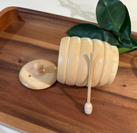 Cuillère à miel en bois de hêtre avec pot à miel pour servir le miel, le thé, le café, le petit-déjeuner, sur la table, naturel