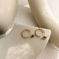 Boucles d'oreilles créoles CC style vintage en acier inoxydable plaqué or 18 carats, bijoux de mode pour femme, design cercle torsadé pour anniversaire