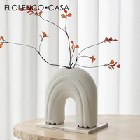 Arche incurvée moderne de style simple Finition mate Vase en céramique blanche multifonctionnel Ornement pour la décoration intérieure du salon de table