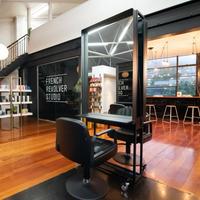 Miroir de Salon Moderne avec Cadre en Acier Inoxydable Noir, Comptoir en Bois, Poste de Travail Commercial pour Barbier - Durable