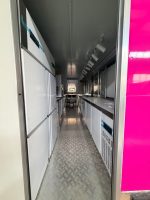 Remorque de vente alimentaire carrée en acier inoxydable turquoise, unité de restauration mobile prête à l'emploi pour la vente de glaces, de restauration rapide et de produits de détail en extérieur