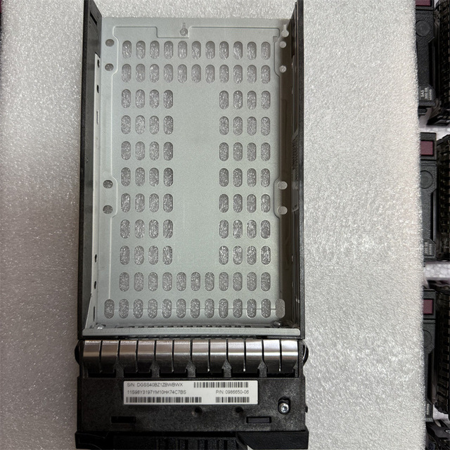 IBM 3.5-inch Hard Drive Enclosure V7000 Storage Hard Drive Tray 0990991-03 DS2200 DS4200