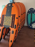 Sports nautiques d'été, bateaux de sauvetage flottants, packrafts gonflables, kayaks, canoës, bateaux de pêche