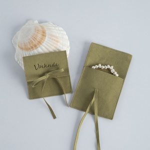 Promotion : Pochette à cordon en microfibre verte 8x6cm avec impression en relief et logo personnalisé pour bijoux - Product Image 2