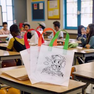 Bolsas de compras de tela no tejida coloridas para actividades infantiles, ideales para fiestas de pintura DIY y como bolsas de regalo. - Product Image 2