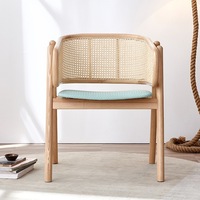Chaise de salle à manger intemporelle en bois avec dossier en rotin courbé et assise rembourrée pour hôtel, restaurant, villa, salle de banquet