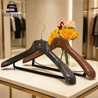 Ensemble de cintres en plastique PS personnalisés imitation bois pour magasins de vêtements et armoires