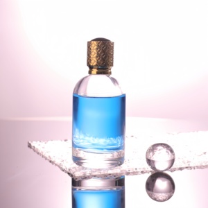Flacon pulvérisateur de parfum vide de 100 ml en <span class=keywords><strong>verre</strong></span> <span class=keywords><strong>oriental</strong></span>, forme plate, avec embout pompe, estampé <span class=keywords><strong>à</strong></span> l'or et sérigraphié, personnalisable, modèle de marque - Product Image 1