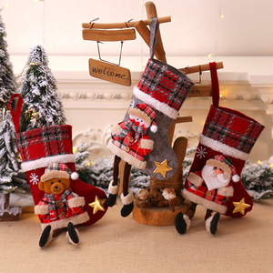 4 chaussettes <span class=keywords><strong>de</strong></span> Noël festives à motif à carreaux <span class=keywords><strong>de</strong></span> taille moyenne pour la fête des enfants, décoration <span class=keywords><strong>de</strong></span> la maison avec ornements suspendus, sacs à bonbons - Product Image 5