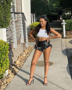 Shorts Estivi da <span class=keywords><strong>Donna</strong></span> alla Moda con Vita Alta e Effetto Push-Up, in <span class=keywords><strong>Ecopelle</strong></span> Argento Metallizzato con Volant Lucido - Product Image 5