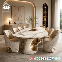 Ensemble de table à manger moderne en marbre avec chaises capitonnées à cannelures et base en anneau doré, personnalisation complète pour projets de villas et d'hôtels