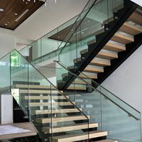 Escalier en bois massif à double poutre en acier personnalisé avec garde-corps en câble et construction durable pour usage intérieur