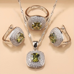 Un ensemble de bijoux luxueux avec des éléments élégants et classiques pour les mariées et les demoiselles d'honneur, incluant de la zircone cubique de haute qualité - Product Image 2