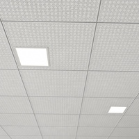 Panneaux de plafond carrés en PVC sur mesure, dalles décoratives intérieures pour la modernisation des plafonds des bâtiments commerciaux et résidentiels