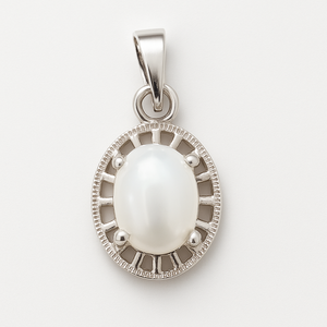 จี้มุกกลมสีขาว (7x9 มม.) พร้อมกรอบฉลุลาย ชุบโรเดียม เงินแท้ 925 เครื่องประดับผู้หญิงสไตล์มินิมอล - Product Image 2