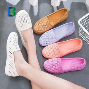 2024 nuevos mocasines de inyección <span class=keywords><strong>baratos</strong></span> zapatos de mujer Sandalias de <span class=keywords><strong>playa</strong></span> huecas zapatos de Madre con agujeros de diamantes de imitación a <span class=keywords><strong>la</strong></span> moda para mujer - Product Image 1