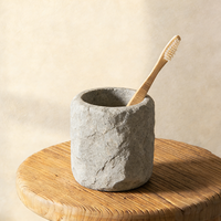 Ensemble d'accessoires de salle de bain en pierre naturelle brute 3 pièces en résine avec distributeur de savon à pompe en bois, porte-brosse à dents et plateau pour la maison et l'hôtel